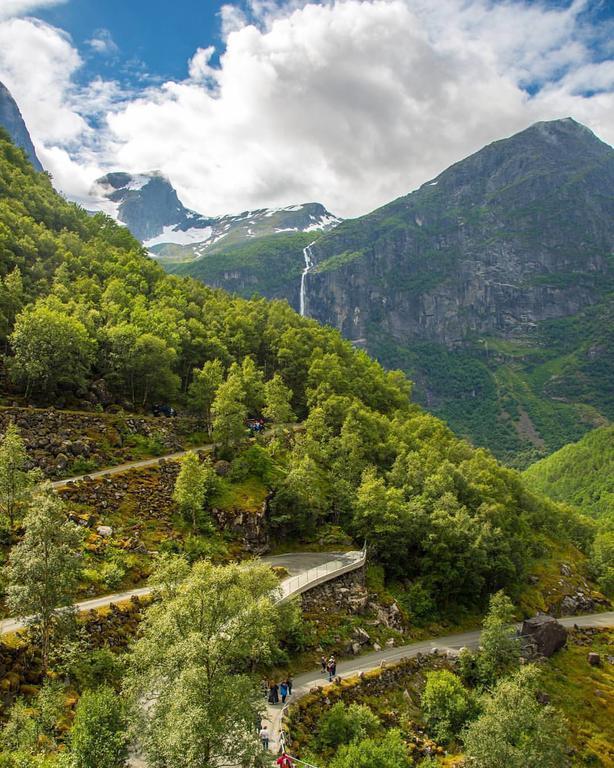 Отель Briksdalsbre Fjellstove Экстерьер фото